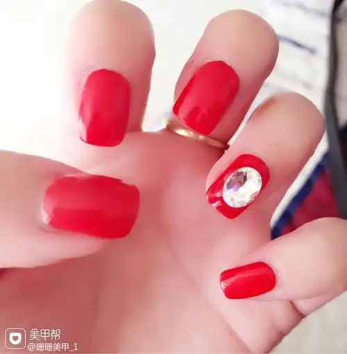 方形简约红色美甲图片