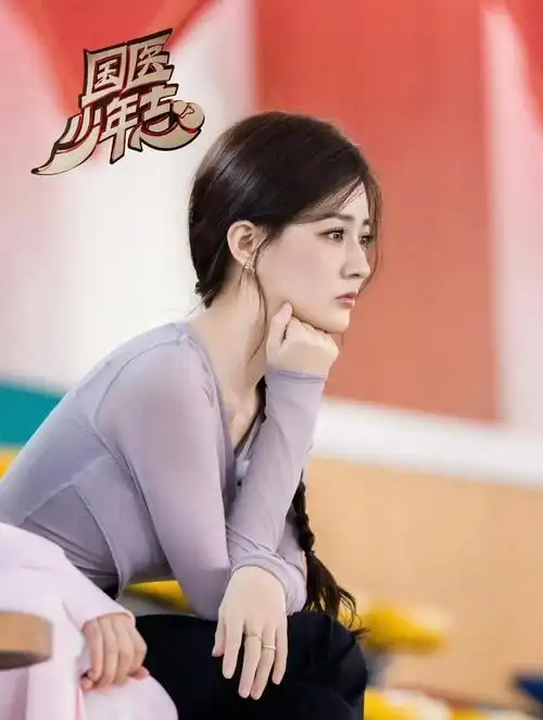 徐璐身穿瑜伽裤,44kg的肌肉腿,88斤体重靠吃肉练出马甲线