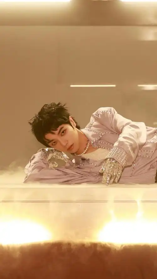 湖南卫视跨年##跨年##华晨宇在开火星演唱会吧##华晨宇戴面具唱歌好