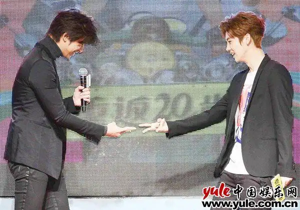 鹿晗现场与陈柏霖互动猜拳