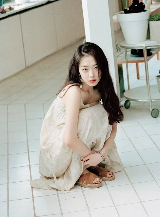 靠照片经营,蜜桃女神崔雪莉性感与可爱并存,网友:我只为她买单