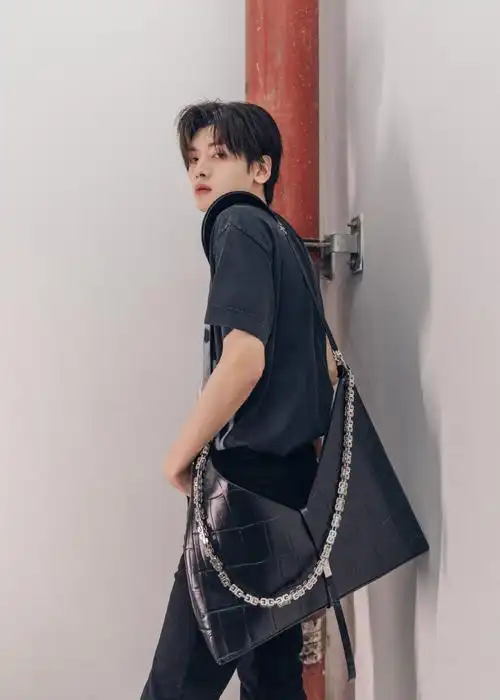 翟潇闻腿太长了吧跟纪梵希好配