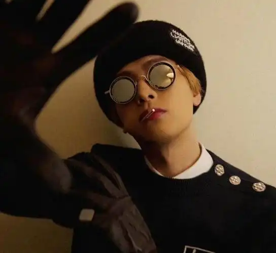 都知道王嘉尔这几年爱上纹身,全身上下有超过10个纹身,而且每一个都很