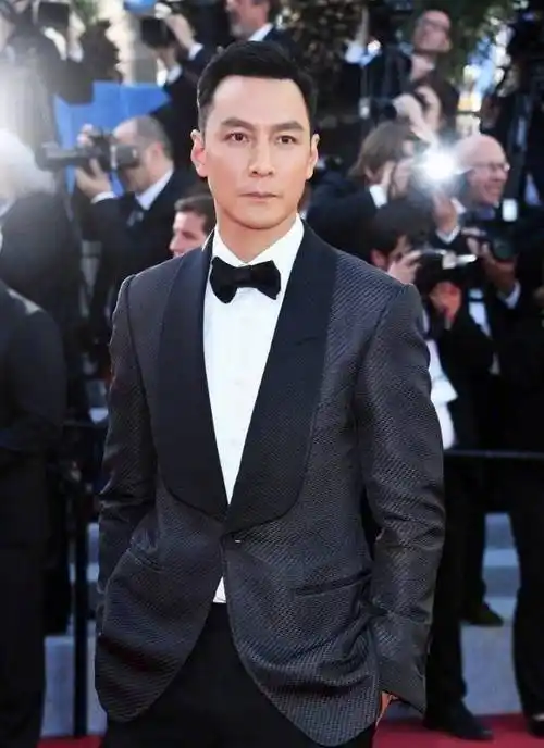 原创原创45岁吴彦祖与女星帅气合影发际线后移网友表示太像苏大强