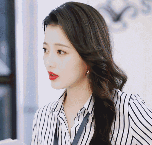 董欣然毒舌# 正青春里好多美女,那个董欣.