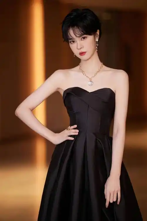 郁可唯的美貌被低估,穿抹胸黑裙秀"筷子腿",狗啃短发又酷又美_的设计