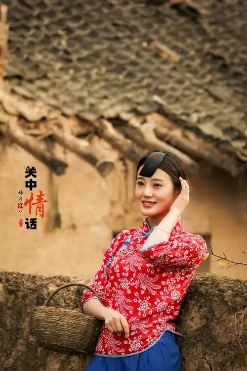 如泣如诉的歌声让我沉浸 脑海里又浮现出那段故事 对畔畔那个圪梁