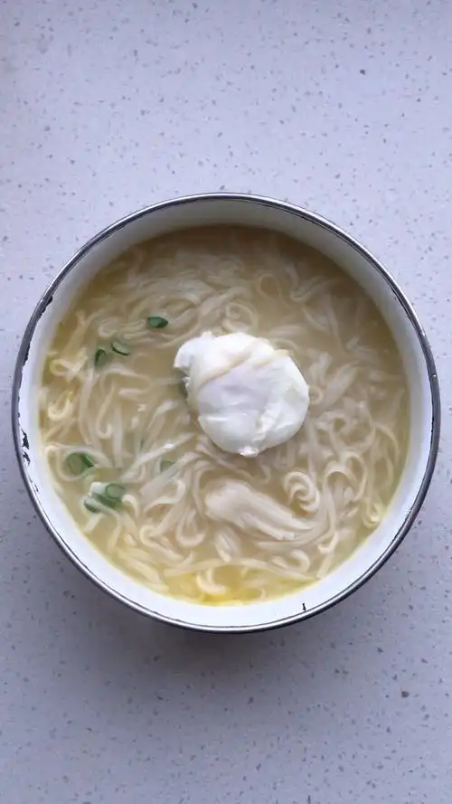 过生日妈妈做的面条还有鸡蛋,儿子希望您能身体健康天天开心.