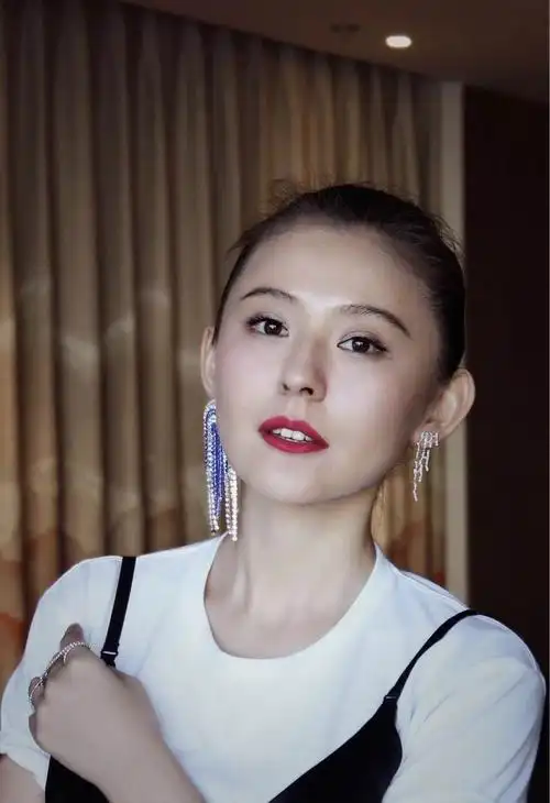 美女明星 热依扎 的图集