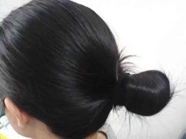 我51岁,有人说女人过了50岁就别扎马尾了,可我就是钟爱这发型呀