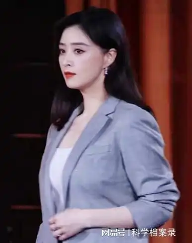 年度盛典红毯蒋欣美艳唐嫣黑天鹅毛晓彤鼻子太尖肖战深v