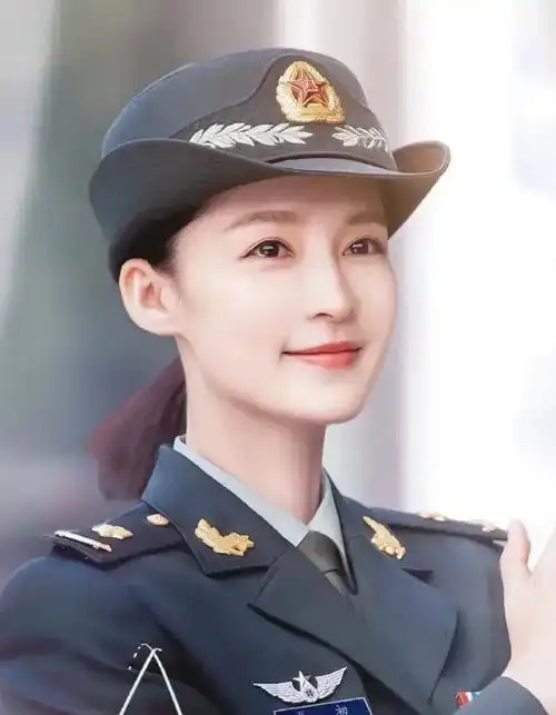 不过大部分都是剧照,而只有一位真正的军人身份,那就是徐璐,她以前是