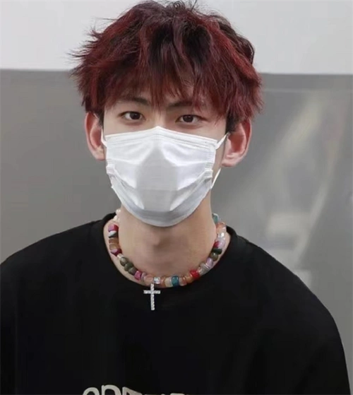 大脸圆脸同样适合的发型,简单自然的锡纸烫,碎发纹理自然向下的流向