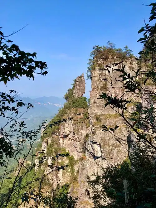 夫妻山,情人山.