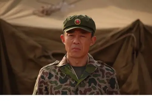 侯勇三婚娇妻近照打扮时尚身形似少女相差20岁爱情依旧甜腻