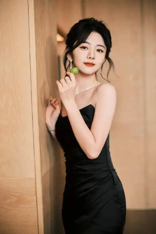 时尚资讯##谭松韵直角肩