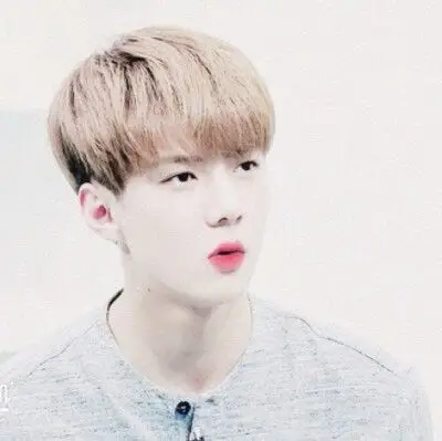 吴世勋 ins 头像