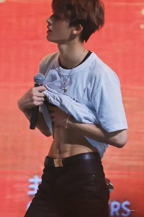 朱正廷的腹肌是真的吗? - 知乎