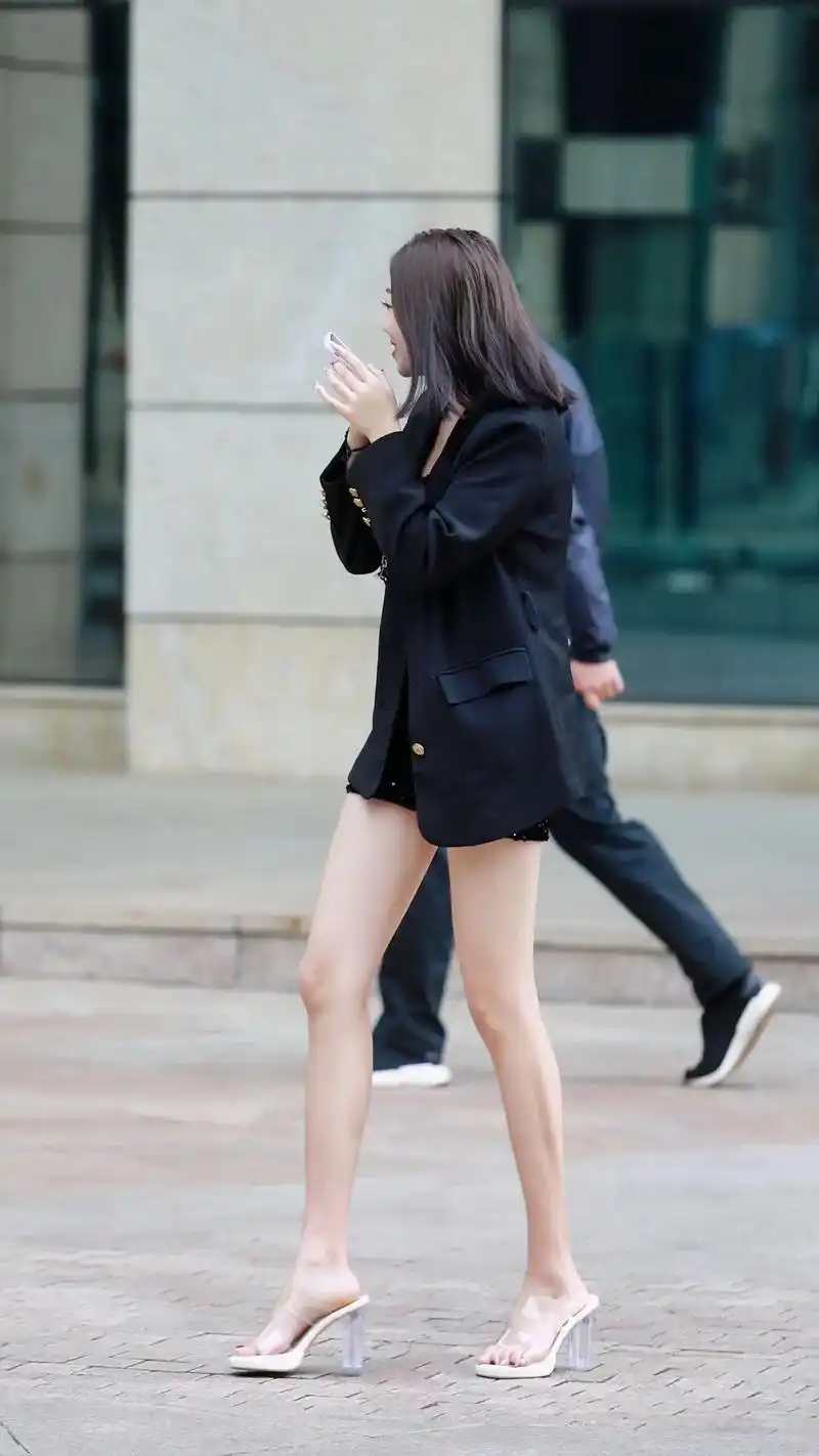 水晶高跟凉鞋,爱美的姑娘值得拥有#昆明街拍 - 抖音