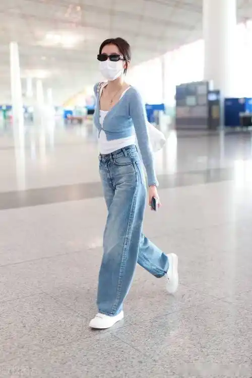 街拍:孙怡蓝色针织开衫 白色背心 阔腿牛仔裤简约随性_机场_北京_孙怡