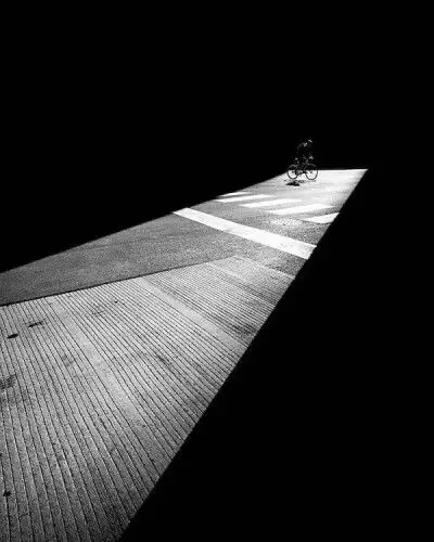 peterson以黑白的影调拍摄城市人文,讲述故事并展现情感.