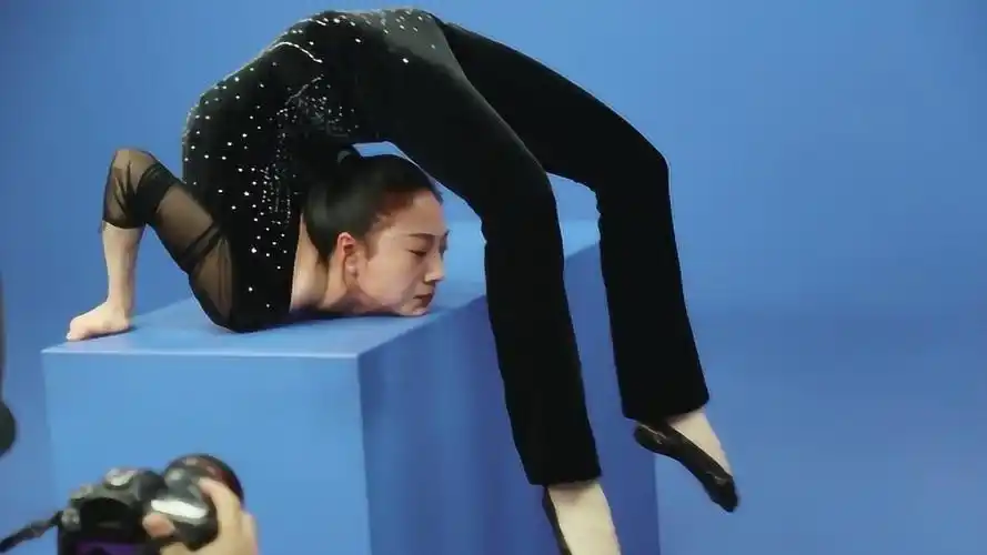世界第一柔术美女舞台上做高难度动作网友怎么做到的
