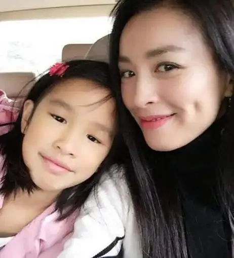 张庭女儿近况曝光,已转学到新加坡,身材纤细容貌越来越像妈妈_腾讯
