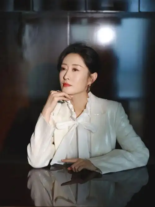 刘敏涛今日亮相雪花秀京东直播间