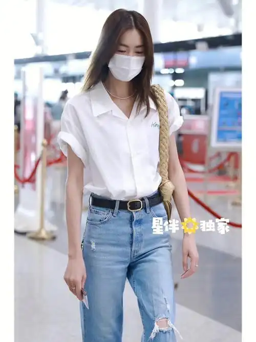 今日份的刘雯,清爽的白色衬衣,略有小细节的设计,搭配水洗牛仔裤,真的