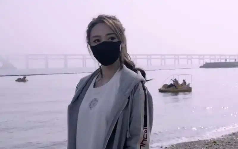 蒙面女主播一直戴口罩的原因