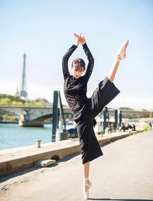 金晨又发新款一字马网友不愧是北京舞蹈学院毕业的学生