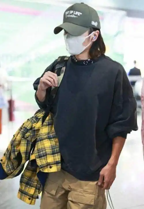 谢霆锋独自低调现身机场,造型引热议!_感觉_哥哥_墨镜