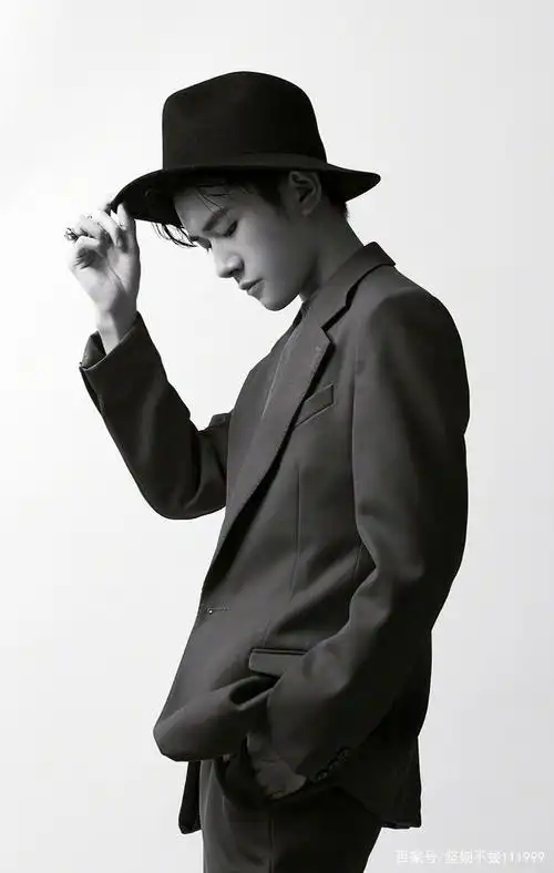 易烊千玺礼帽杀,少年西装礼帽,绅士而优雅,扶帽檐动作好苏