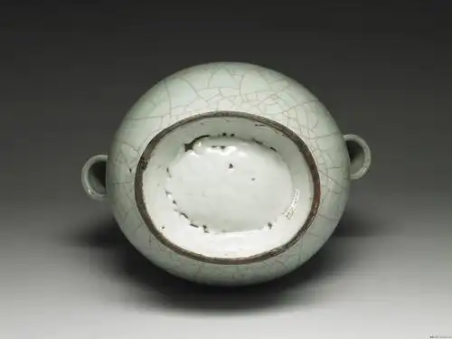 瓷器釉表因膨胀系数的关系而产生的裂纹,称为开片,具有开片特征的作品