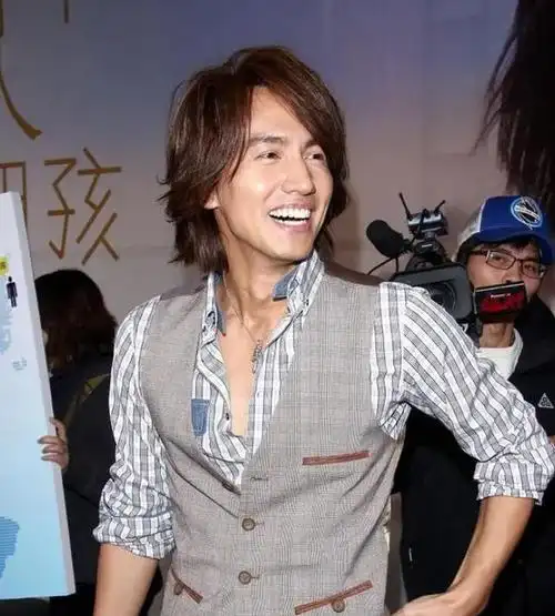 亚洲男神言承旭47岁状态:仍似20岁少年,皮肤紧致无皱,眼神清澈