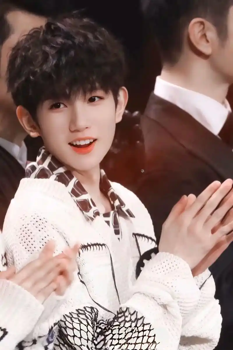 从特别自然喝你的水,到蓄谋已久吻你的嘴#王源 #治愈系笑容