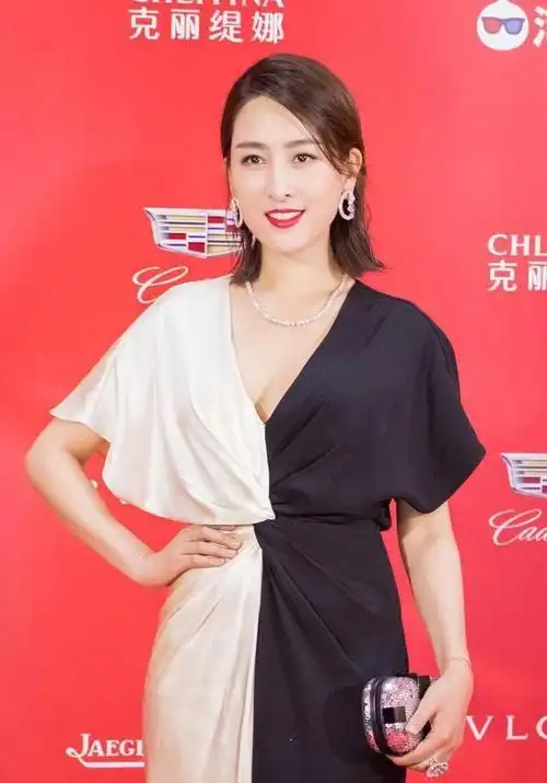 马苏的气质还挺富贵的黑白拼接裙显出优雅气度身材丰满又高挑