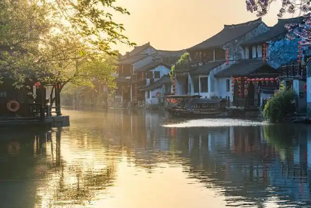 唯美摄影,江南水乡的美图,朝阳散晨雾,乌篷摇小船