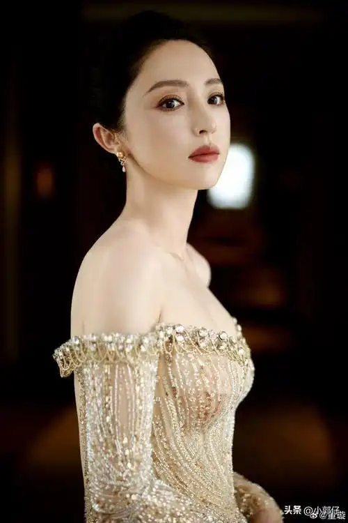 董璇晒最新活动美照,一袭鎏金抹胸透视长裙,性感优雅