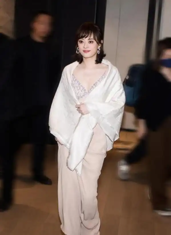 孙俪突然变美仿佛是她最美的时刻了吧下巴的痣引热议被疑整容