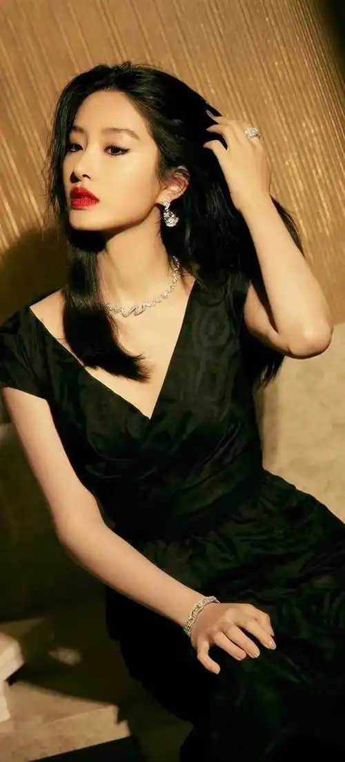 杨采钰壁纸刚知道少年英雄小哪吒是她唱的啊