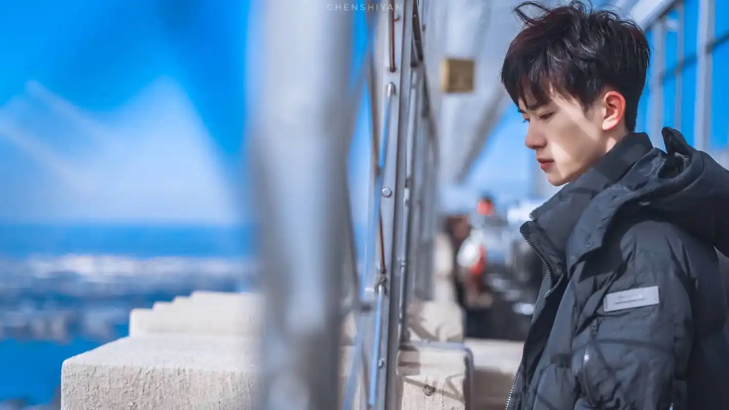 易烊千玺ins更新,这样的小哥哥长得太让人赏心悦目了吧