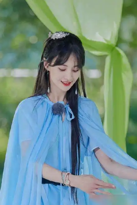 郑爽蓝色古装造型乌黑的长发配上飘逸的水蓝色汉服又甜又仙