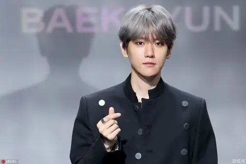 exo边伯贤首次solo!银发王子风度翩翩迷妹心空