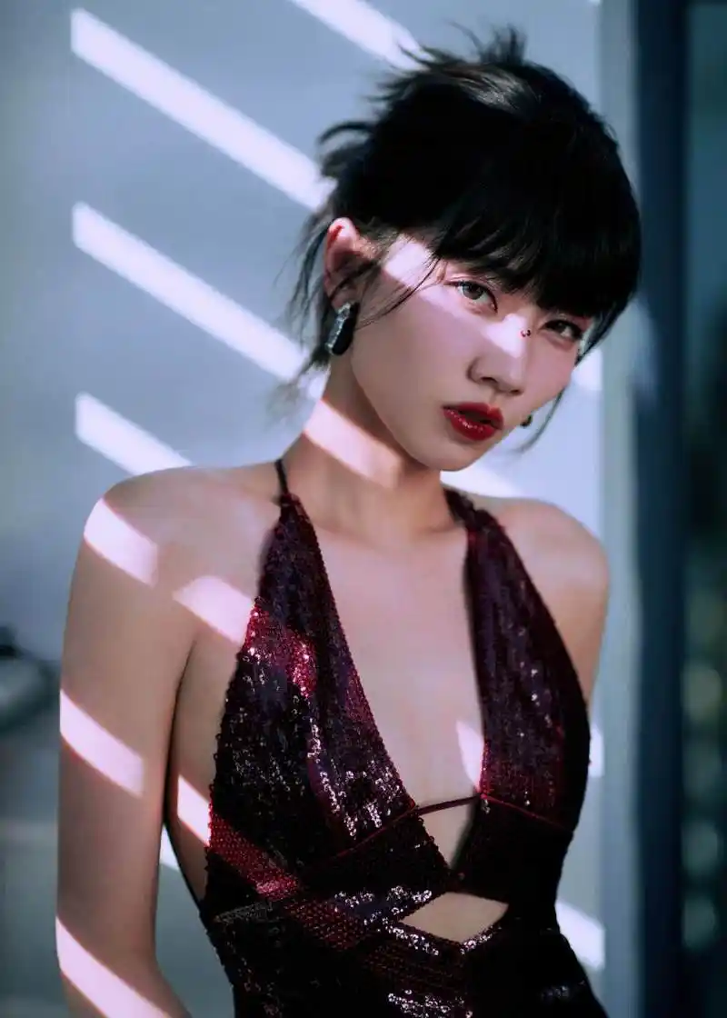 刘惜君扎发吊带迷人写真组图