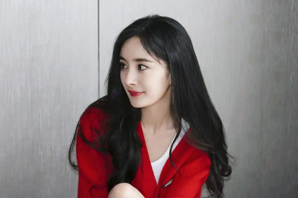 杨幂美图每周三中午12点密逃幂来了