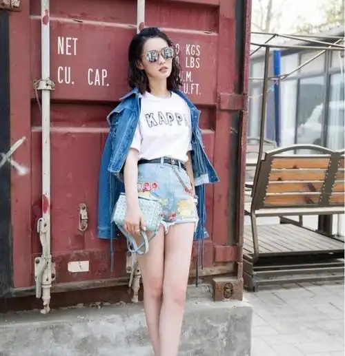 "牵牛花"的牛仔短裤搭配白色短袖,李沁变身猫咪女神!