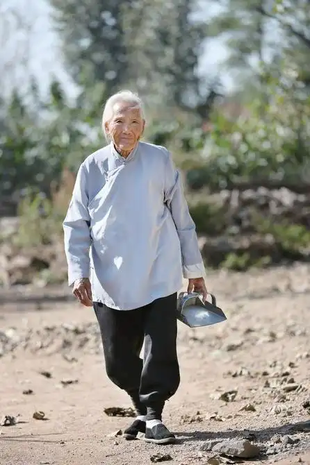 "小脚"老人: 新社会里的知"足"者