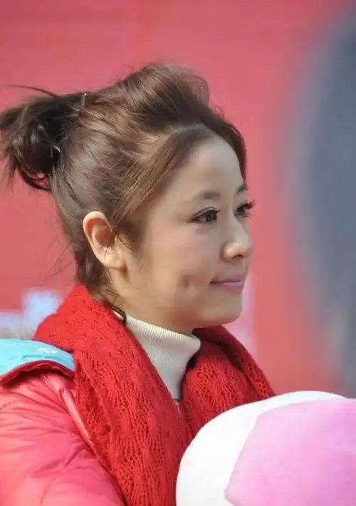 脸上的两个小酒窝是最让大家印象深刻的,林心如能与自己相交多年的