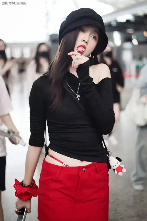 吴宣仪机场路透 小选吃棒棒糖写真